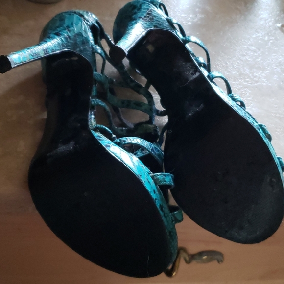 Le Chateau Shoes - Picture 5 of 7